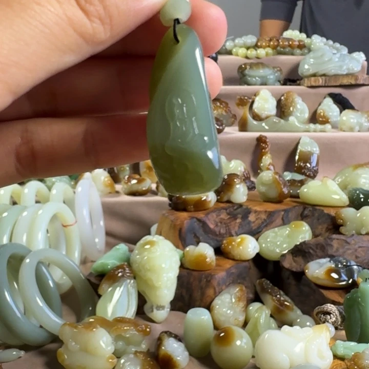 颈饰未镶嵌和田玉（糖玉）