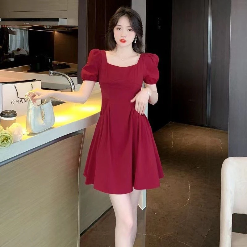 御姐泡泡袖夏装连衣裙气质辣妹方领褶皱2025蓬蓬裙短款女收腰