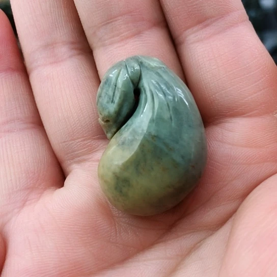 未镶嵌岫岩河磨玉（透闪石质玉）挂件