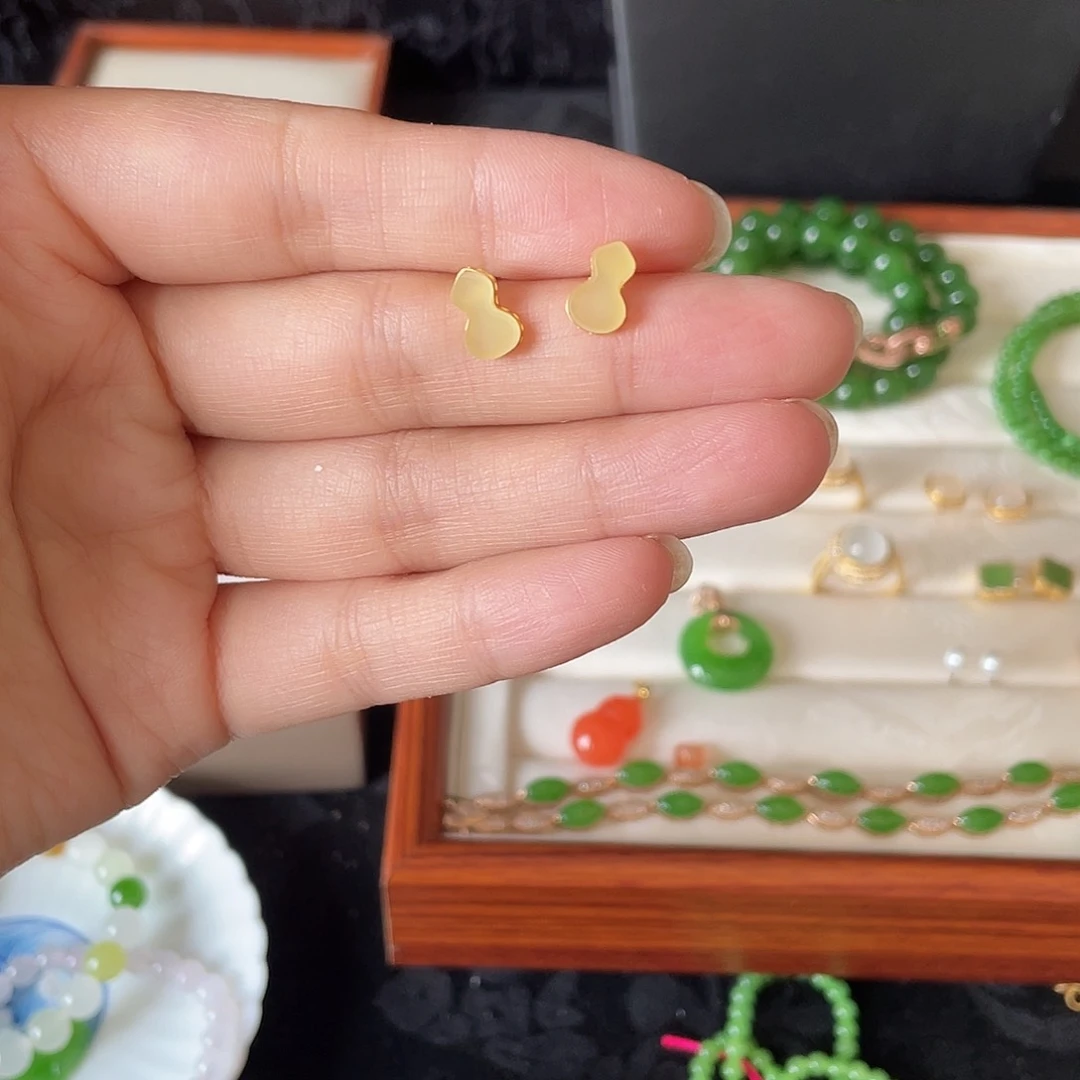 和田玉18K金镶嵌耳饰