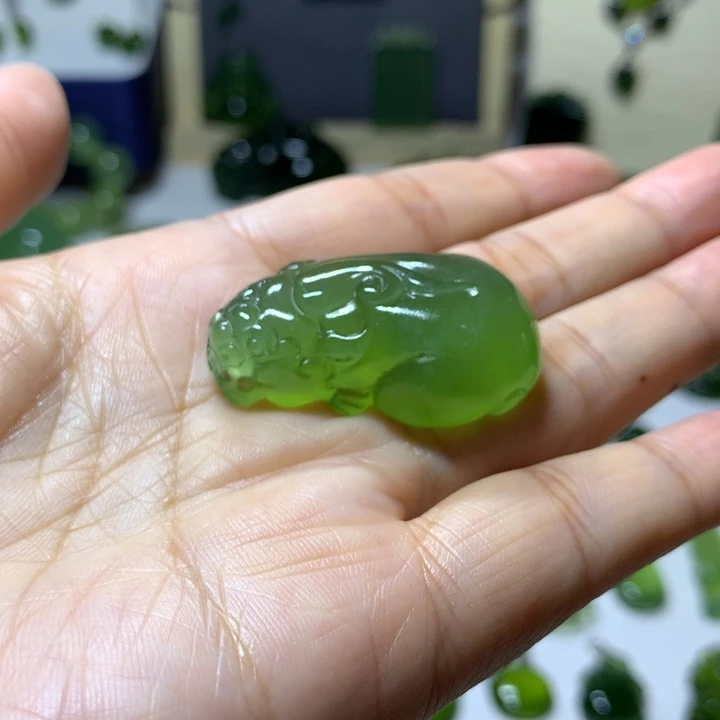 岫玉未镶嵌颈饰吊坠