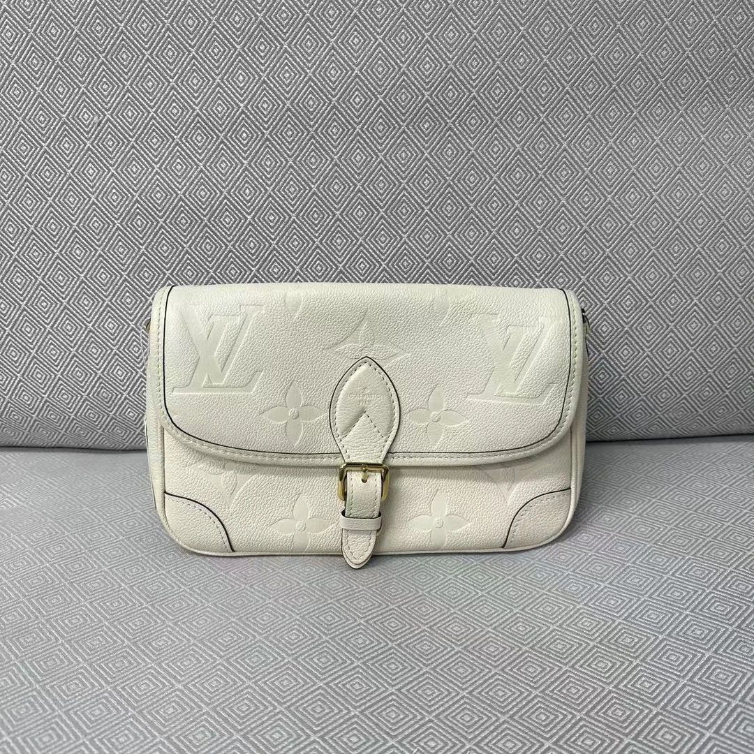 95新 LouisVuitton/路易威登 LV白色时尚斜挎手拿包y j008