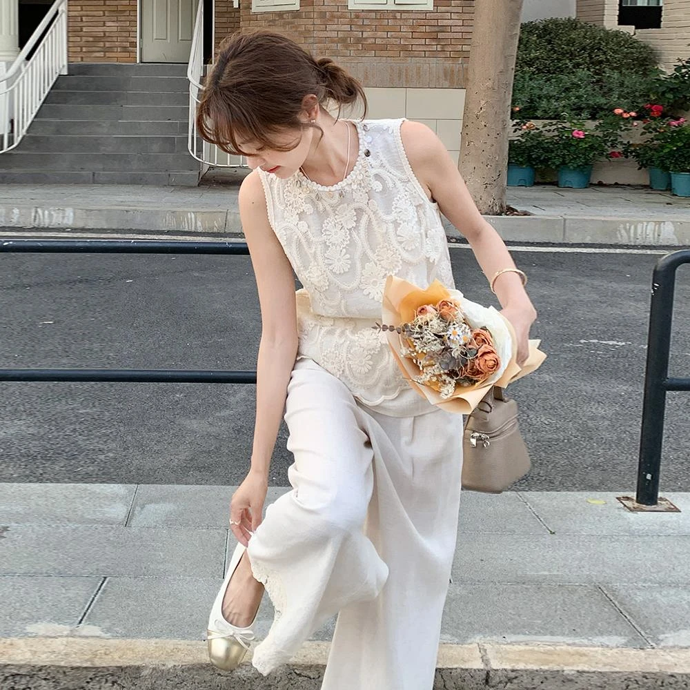 轻奢高级感蕾丝刺绣无袖上衣套装女2025夏日清凉白色阔腿裤两件套