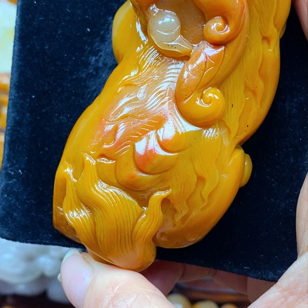 未镶嵌石英质玉（黄龙玉）颈饰