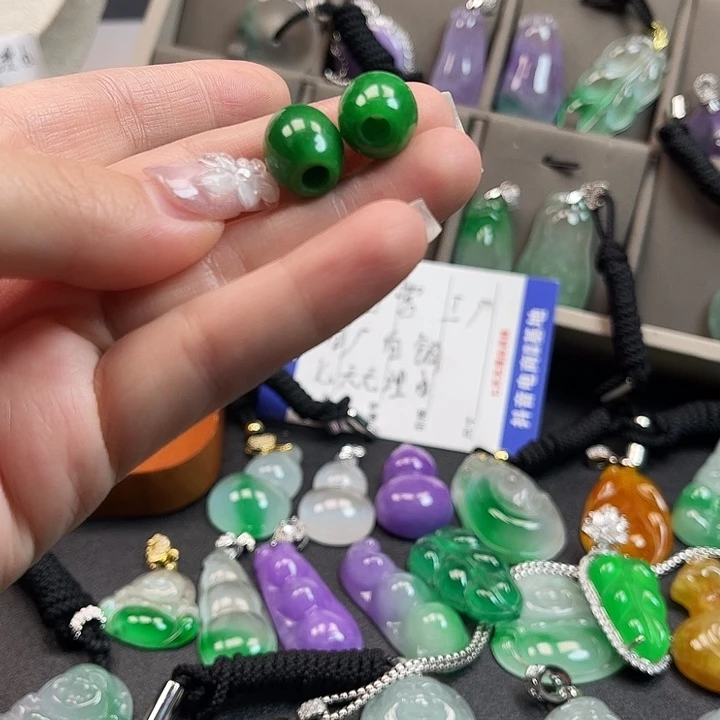 翡翠未镶嵌颈饰路路通