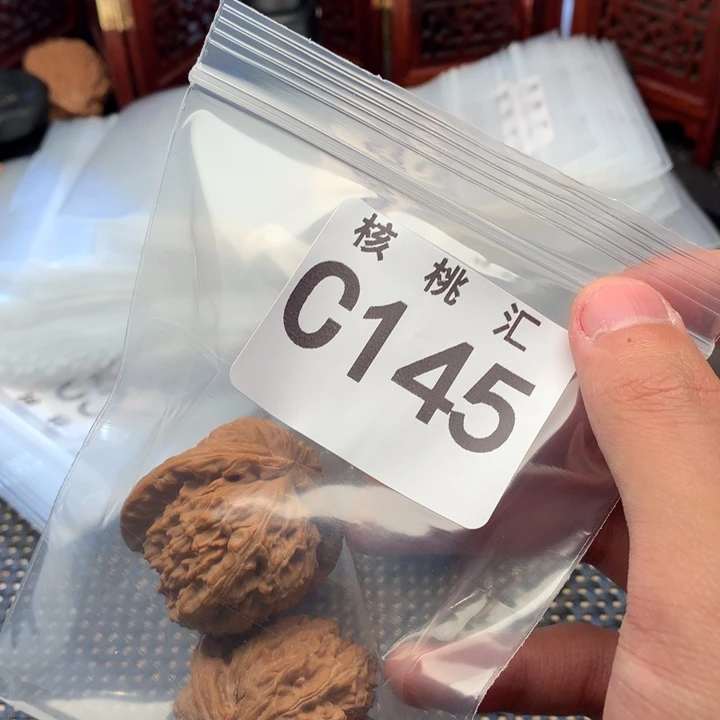 文玩核桃吊坠白狮子