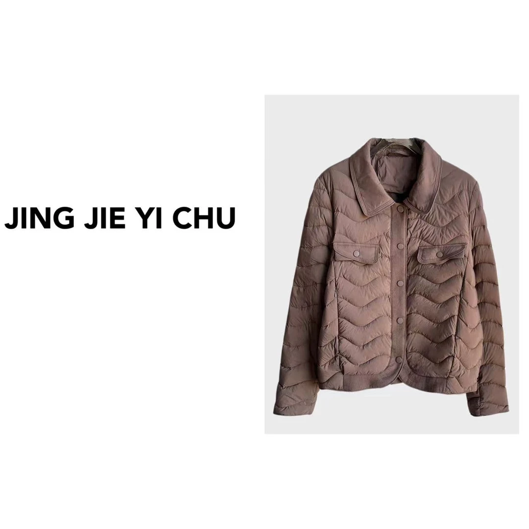 静姐【回头率密码】冬新款短款翻领波浪纹时尚白鸭羽绒服JYX238837