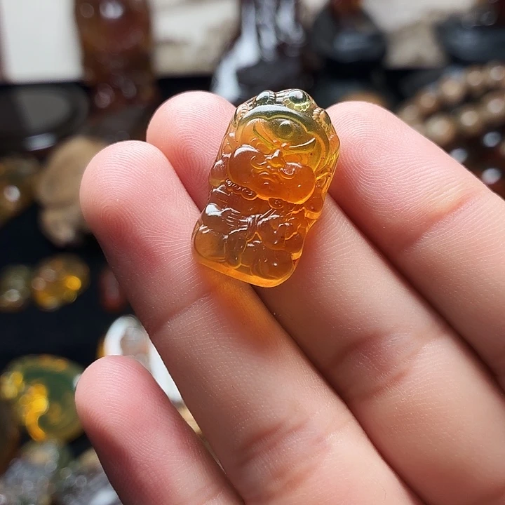 琥珀未镶嵌颈饰..