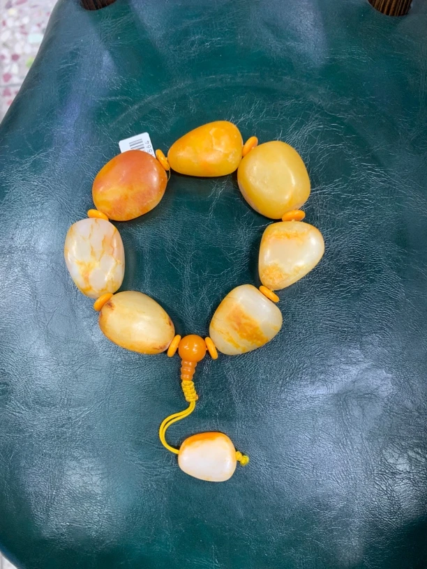 和田玉随型大手持有石纹