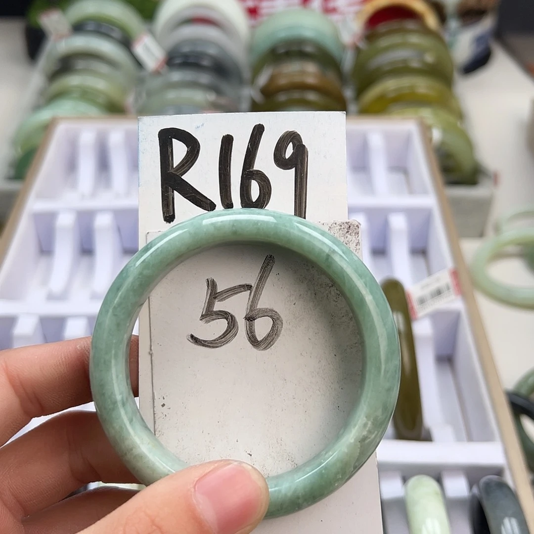 岫玉手镯未镶嵌天然岫玉微瑕，可以正常佩戴