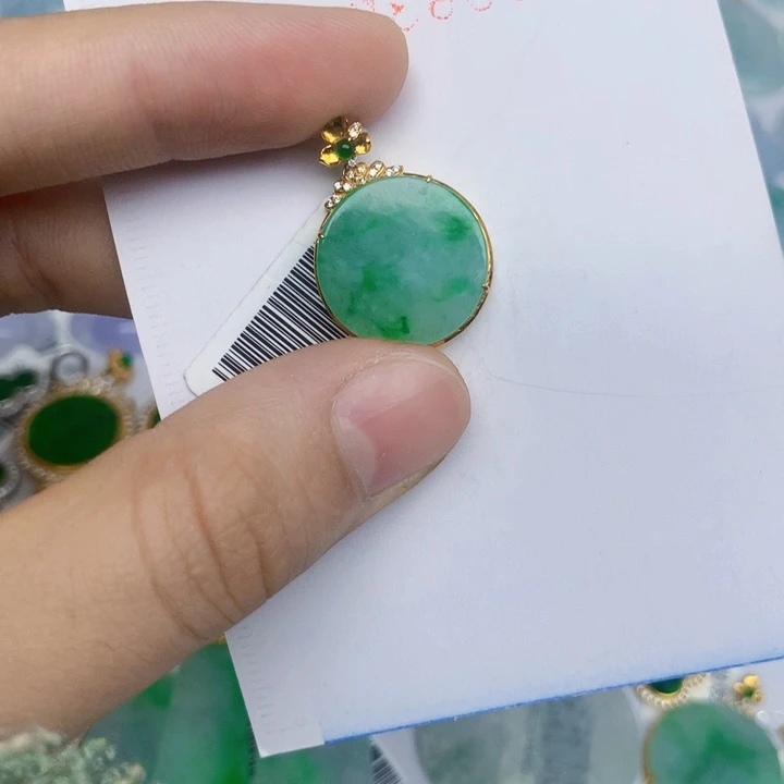 翡翠18K金镶嵌颈饰无事牌