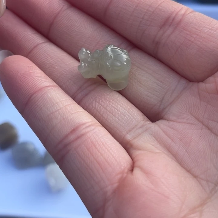 哆***烧和田玉未镶嵌颈饰