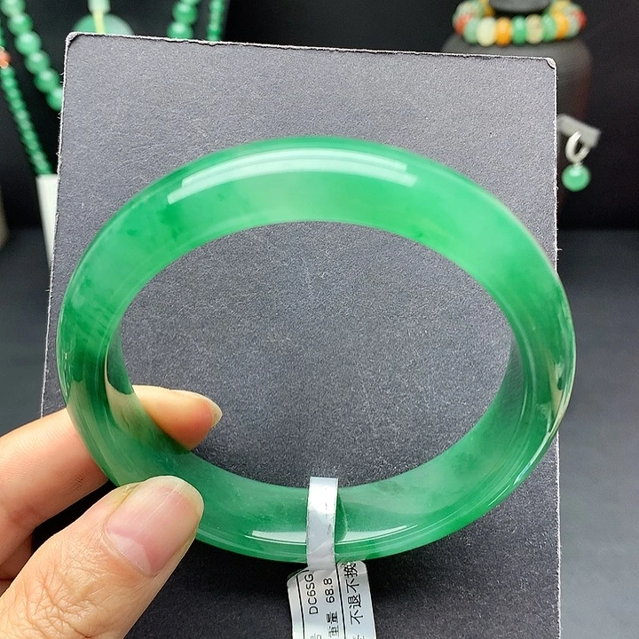 燕***子石英质玉未镶嵌手镯