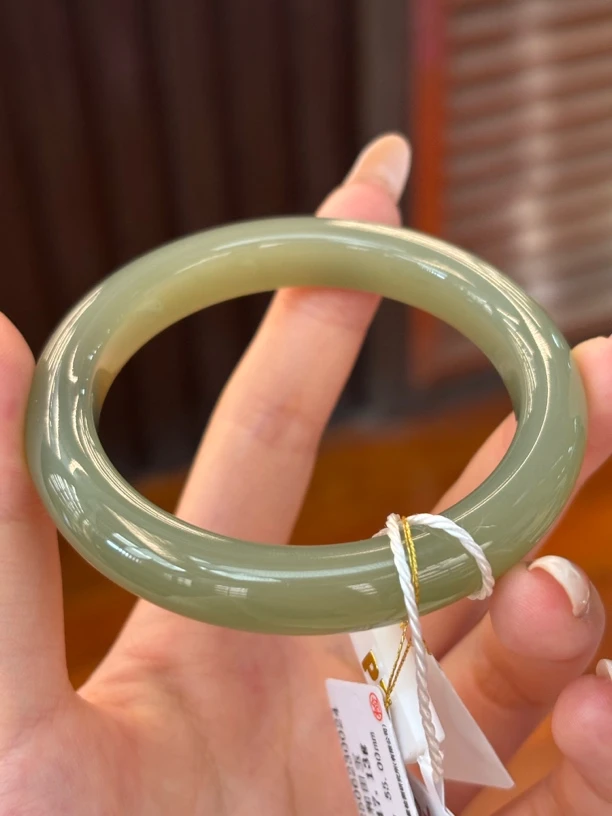 062840WT和田玉青海料湖水绿手镯圈口55克重47.13g