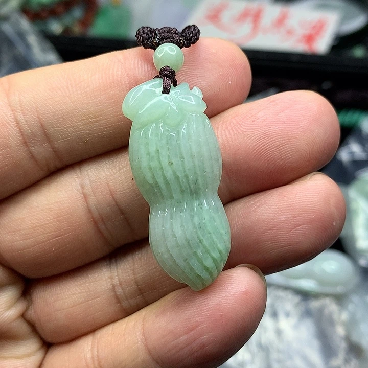 翡翠未镶嵌吊坠(赠链)丽****》