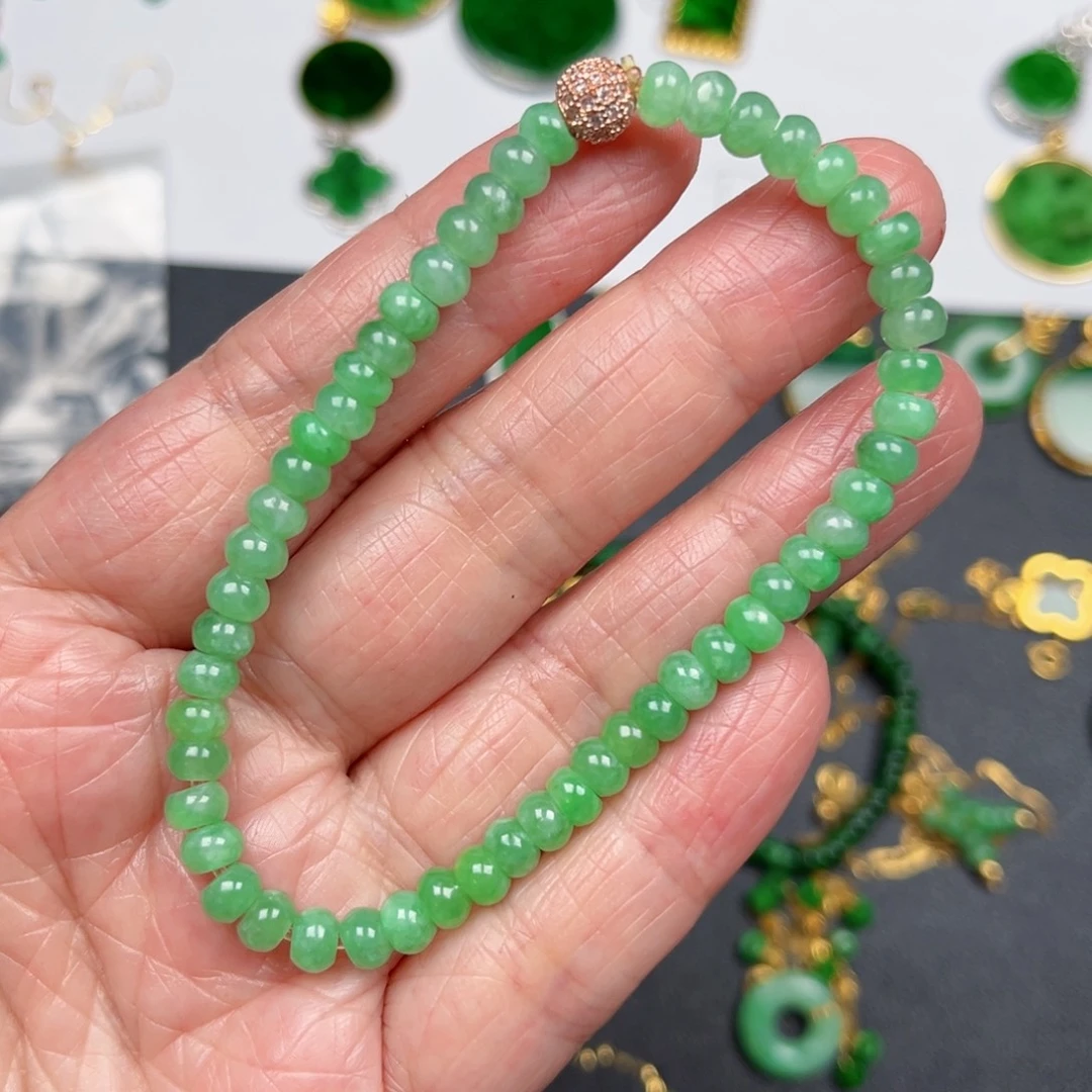 团***圆翡翠未镶嵌颈饰有纹裂