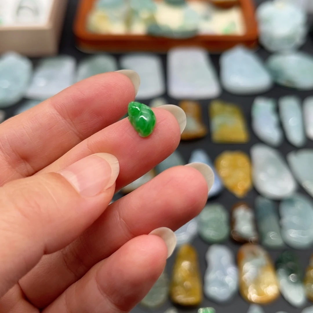 翡翠未镶嵌颈饰金蟾