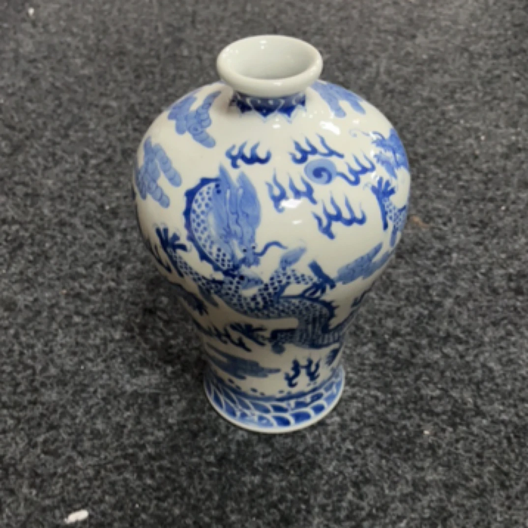 青花三龙梅瓶手绘