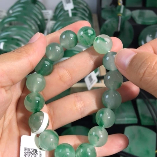 颈饰未镶嵌石英岩玉