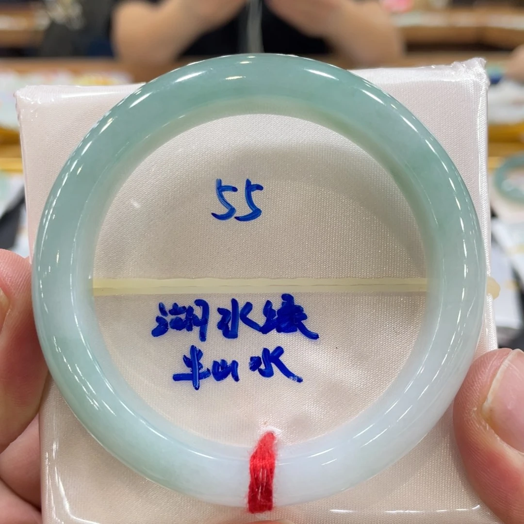 翡翠手镯未镶嵌翡翠