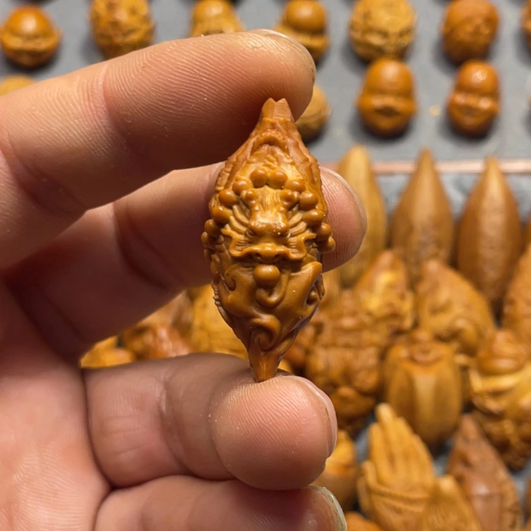 橄榄核吊坠龙佛手244