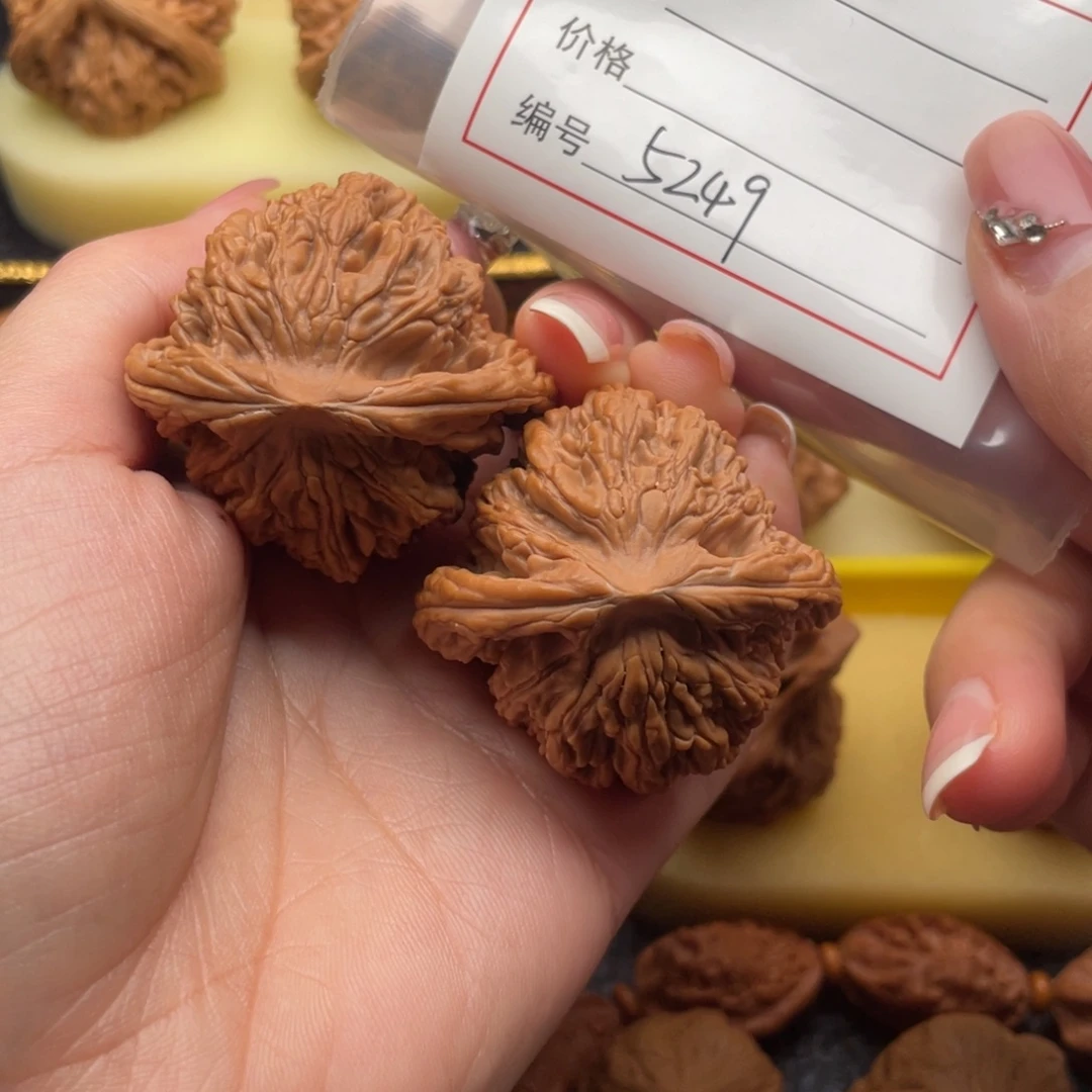 文玩核桃吊坠5249号43粗金虎