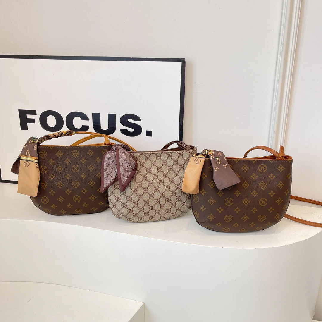 港风简约斜挎女包女款马鞍单肩包妈妈小包轻奢时尚休闲百搭女士