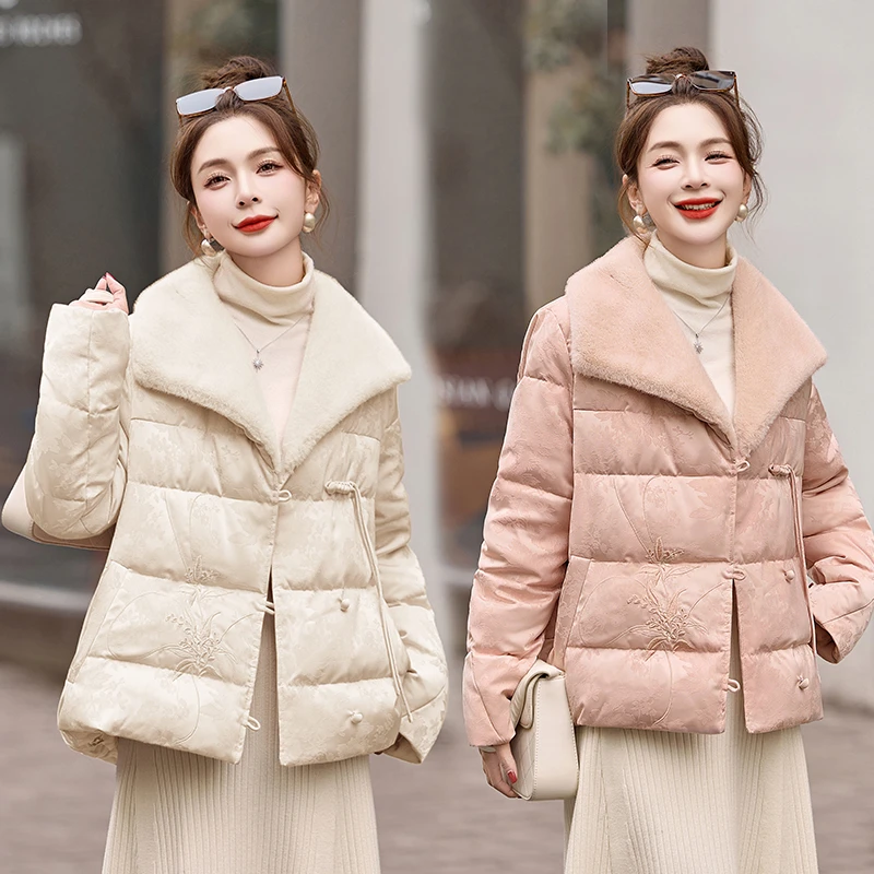 粉色大翻领刺绣风羽绒服女2025冬季新款气质短款盘扣白鸭绒外套