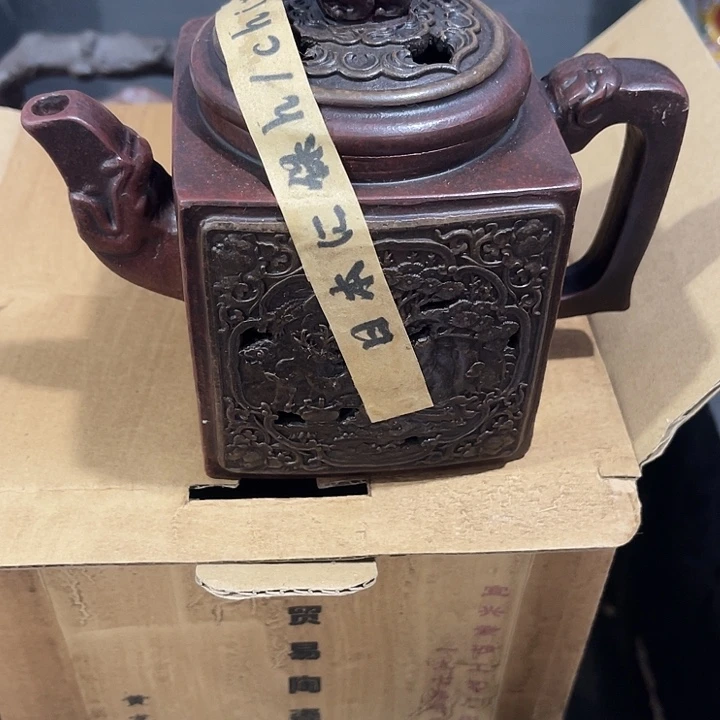 茶壶紫泥原矿泥料手工制作的一把紫砂壶。