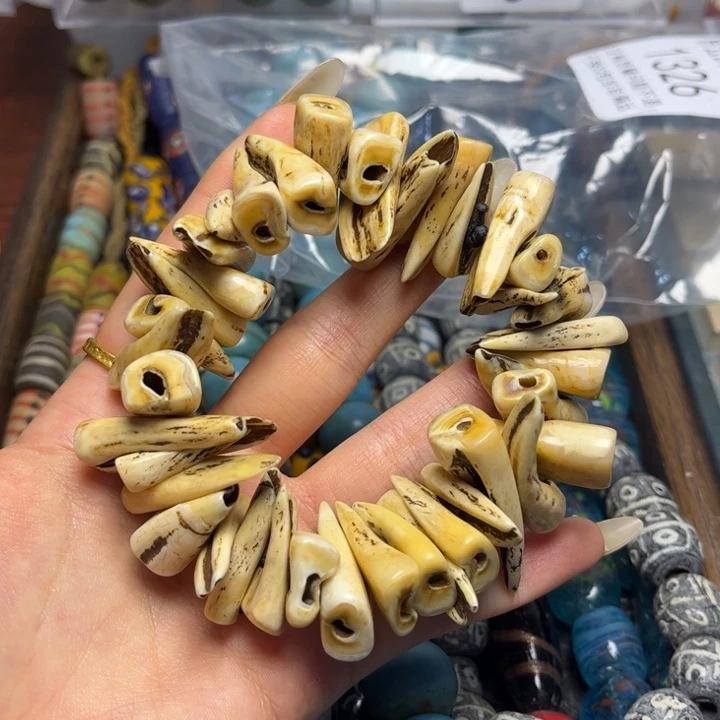 颈饰玻璃1518 驼牙一条