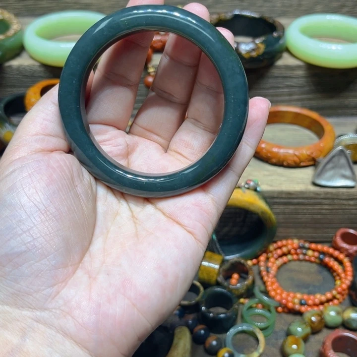 @***@岫岩河磨玉（透闪石质玉）未镶嵌手镯