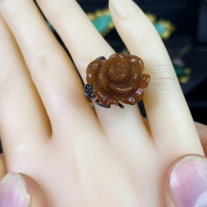 翡翠未镶嵌颈饰戒指