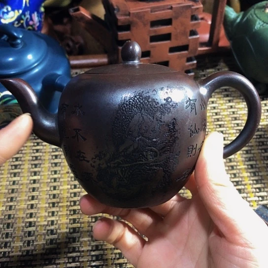 紫砂茶壶原矿泥料手工制作的紫砂壶。