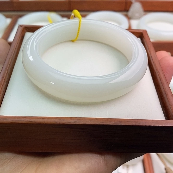 群***艳和田玉（白玉）手镯未镶嵌