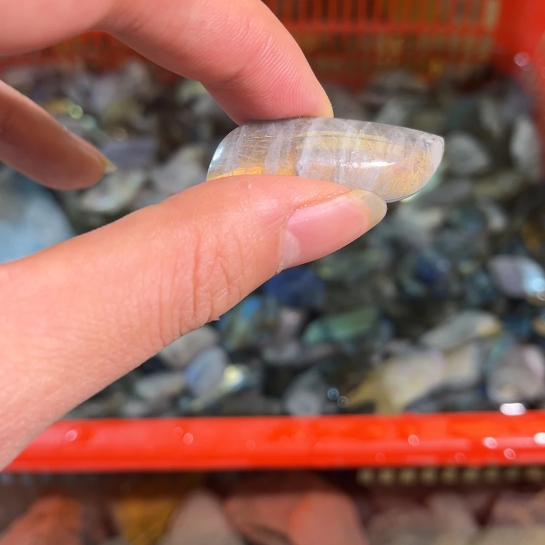 拉长石吊坠未镶嵌?