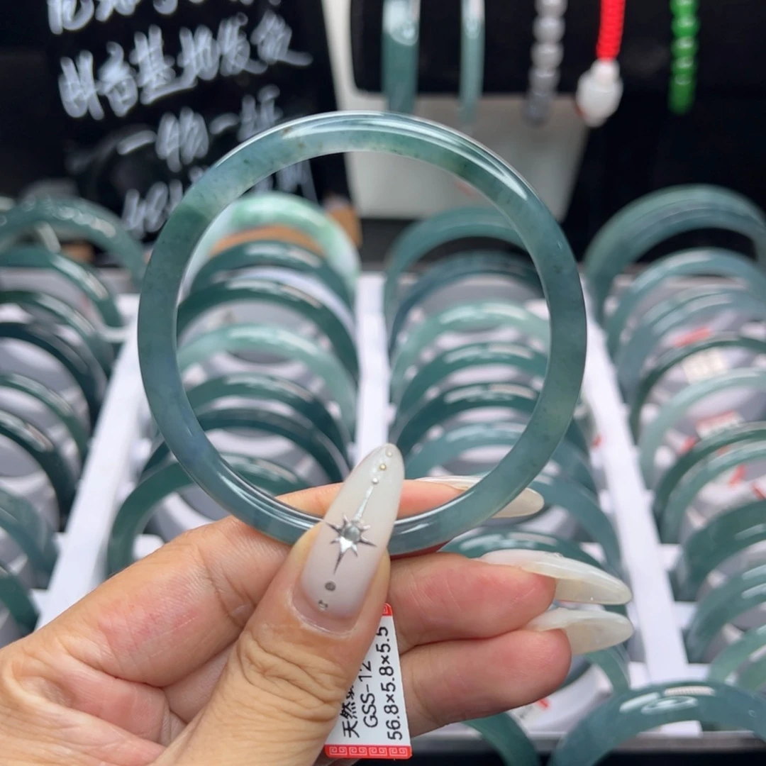 翡翠手镯未镶嵌翡翠