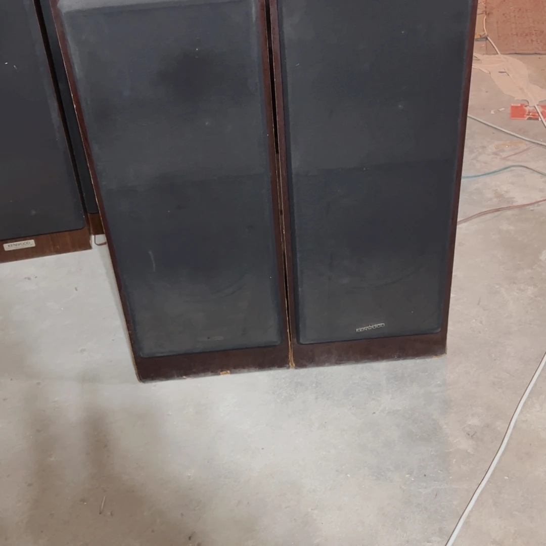 8新建武677落地箱一对包邮，品相不好，