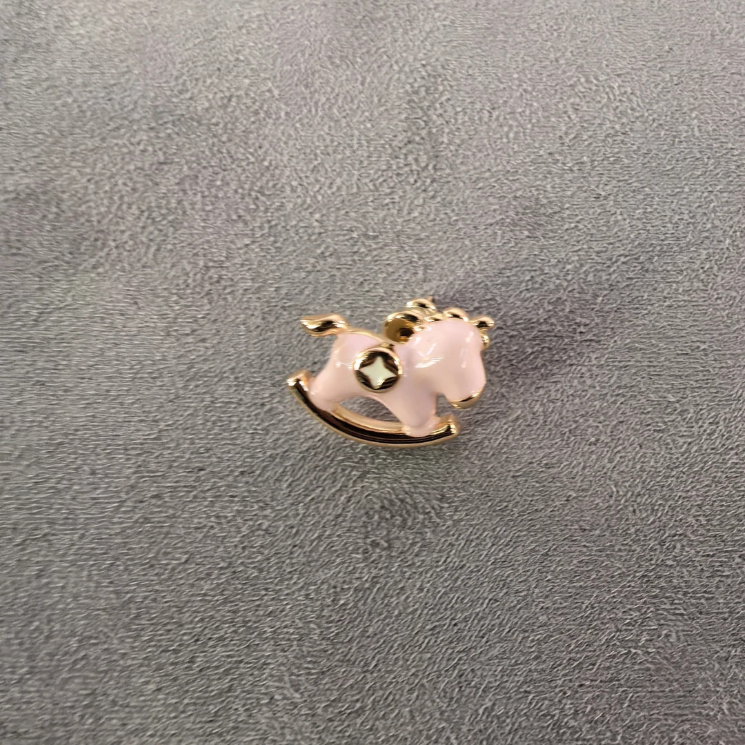 F067粉色小木马四叶耳钉耳饰
