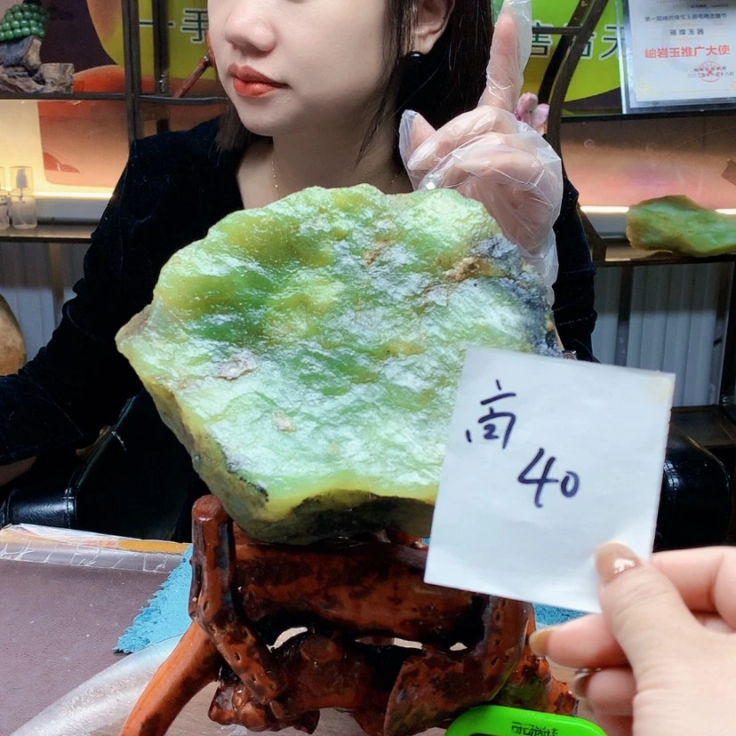 【闪购商品】未镶嵌蛇纹石玉原石中**随