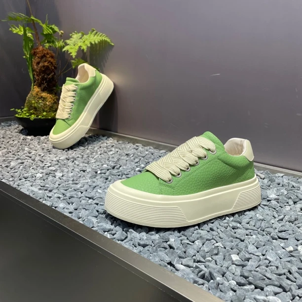 2025秋季新品广州男鞋厚底时尚百搭板鞋小白鞋素面增高休闲男鞋