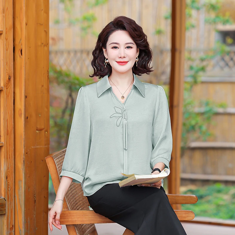 中老年小衫衬衣翻领休闲风夏装中老年女装刺绣宽松凉感透气薄衬衫