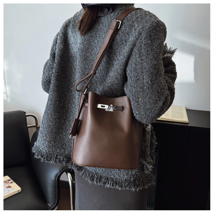 时尚百搭高级感单肩包包女2025新款小众设计水桶包洋气通勤斜挎包