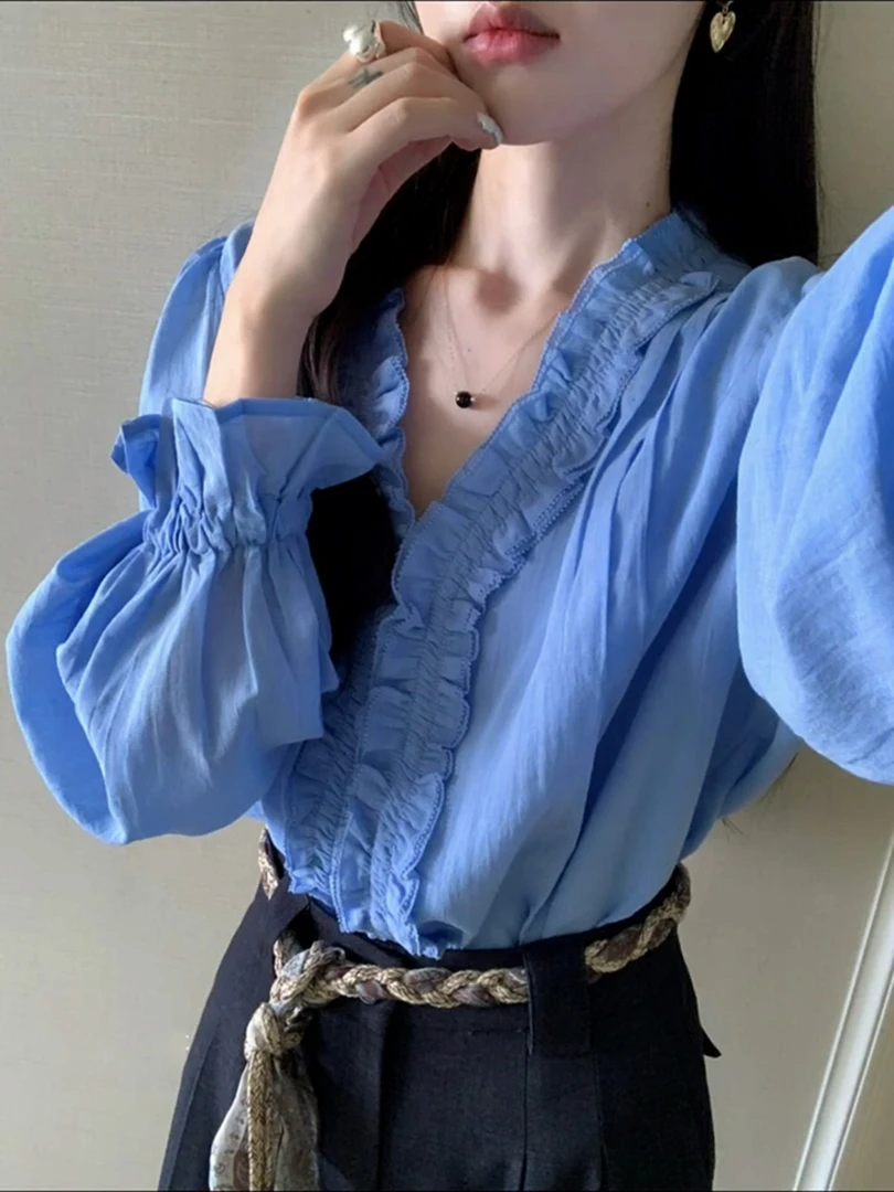 2025年超火别致高级感上衣小众不撞款蓝色V领荷叶边长袖衬衫女秋