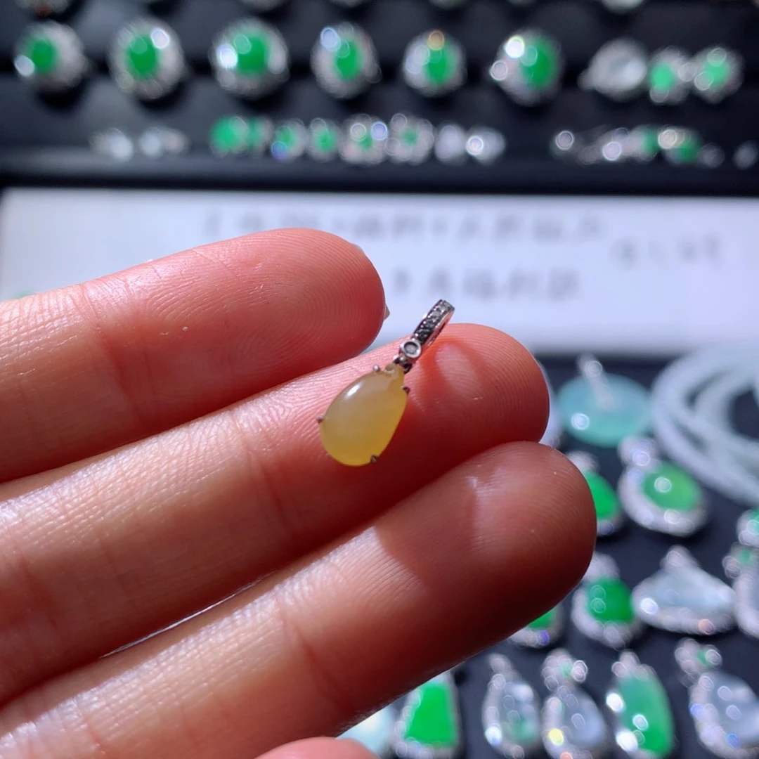 颈饰18K金镶嵌翡翠