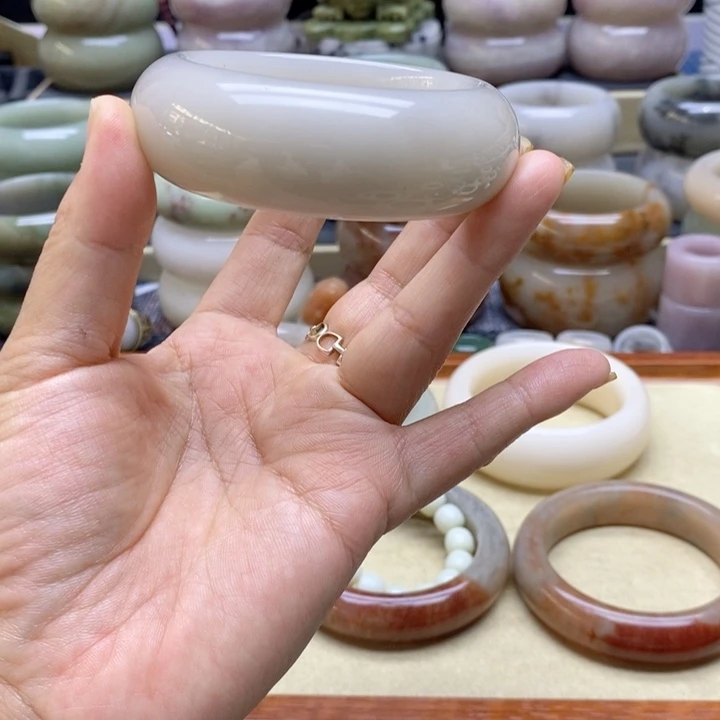 未镶嵌手镯石英岩玉