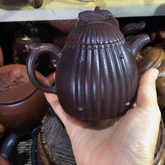 茶壶紫砂原矿泥料手工制作的一把紫砂壶。