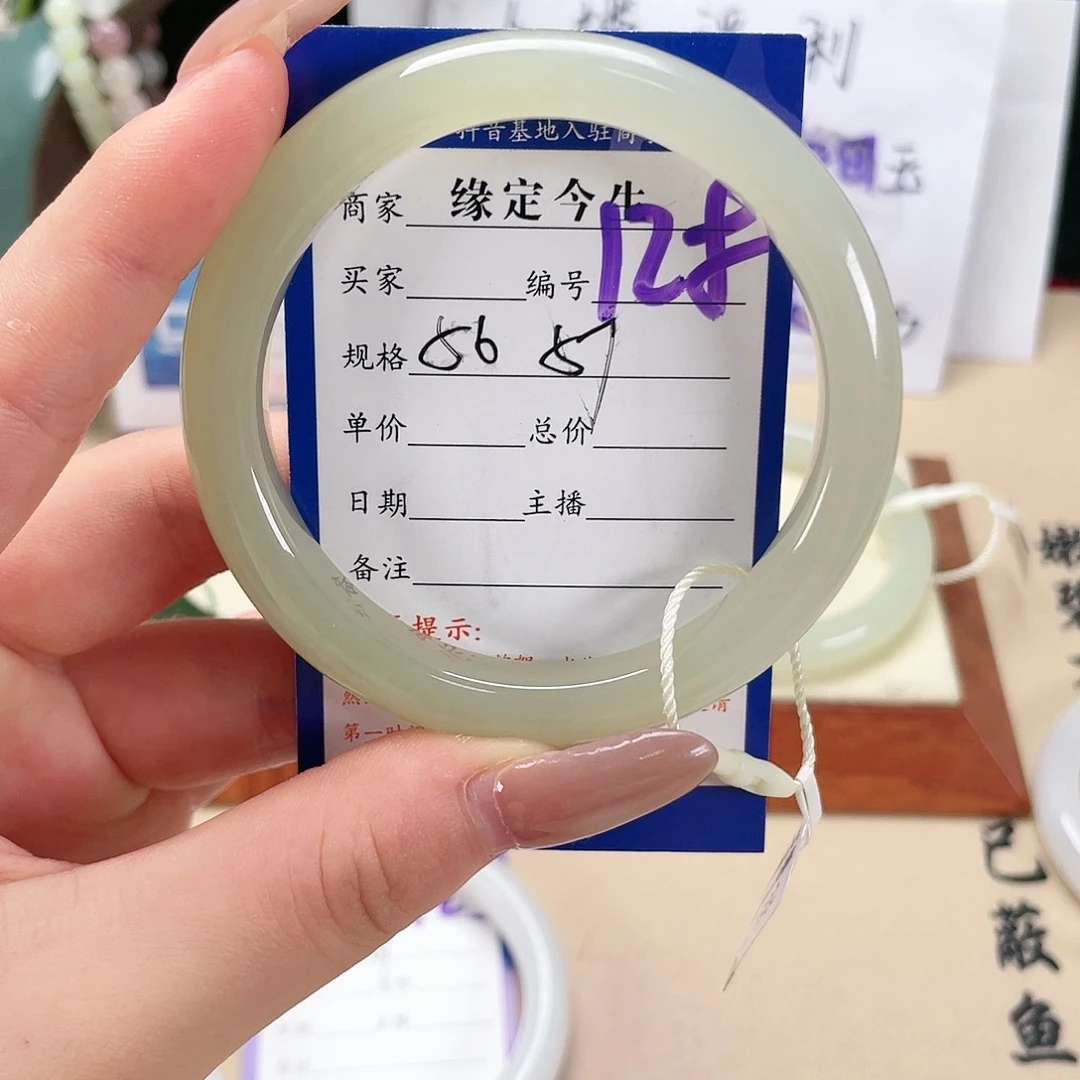 和田玉手镯未镶嵌孙****?