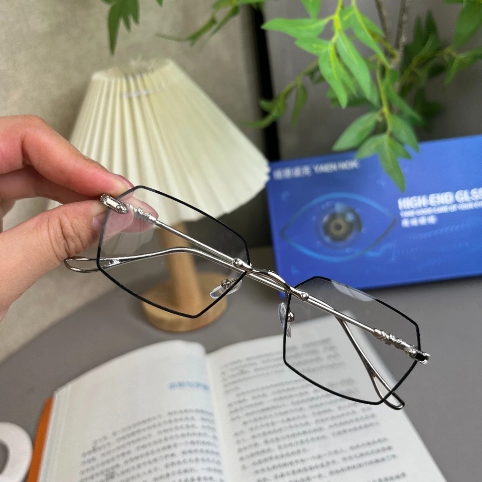 男女无框变色眼镜100 - 500度自动变焦老花镜防蓝光眼镜