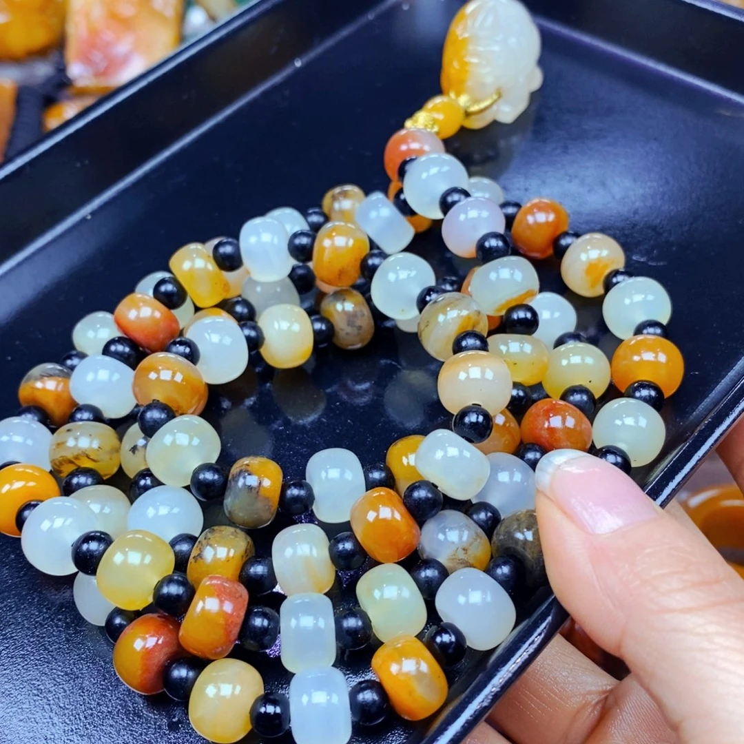 未镶嵌石英质玉（黄龙玉）颈饰