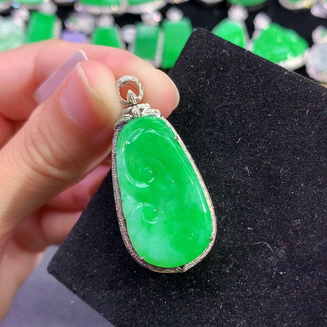 翡翠18K金镶嵌颈饰